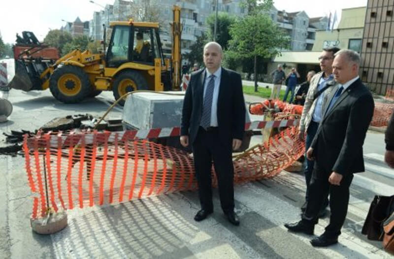 БИЗАРНО Новосадски напредњаци свечано отворили рупу за семафор?! БИЗАРНО Новосадски напредњаци свечано отворили рупу за семафор?!