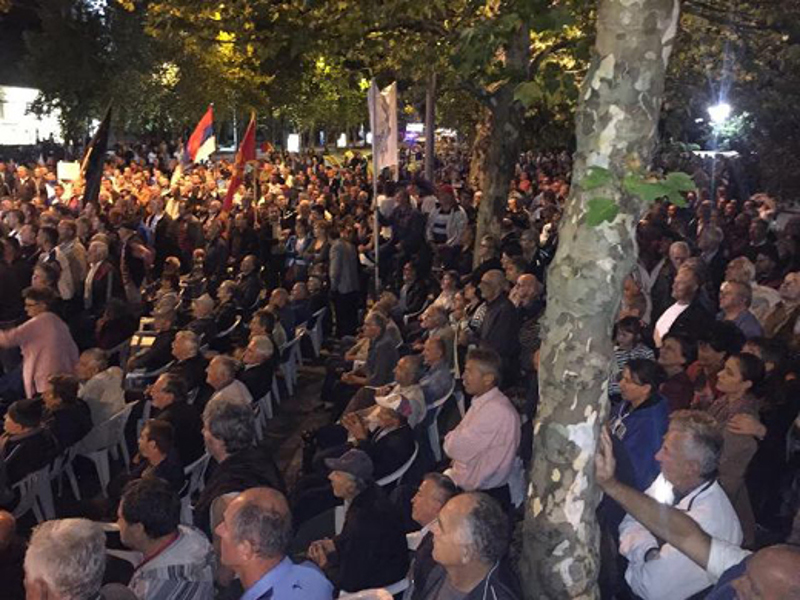 Подгорица: Више хиљада људи пету ноћ протестује испред Скупштине Црне Горе, протести се шире на целу Црну Гору! Подгорица: Више хиљада људи пету ноћ протестује испред Скупштине Црне Горе, протести се шире на целу Црну Гору!
