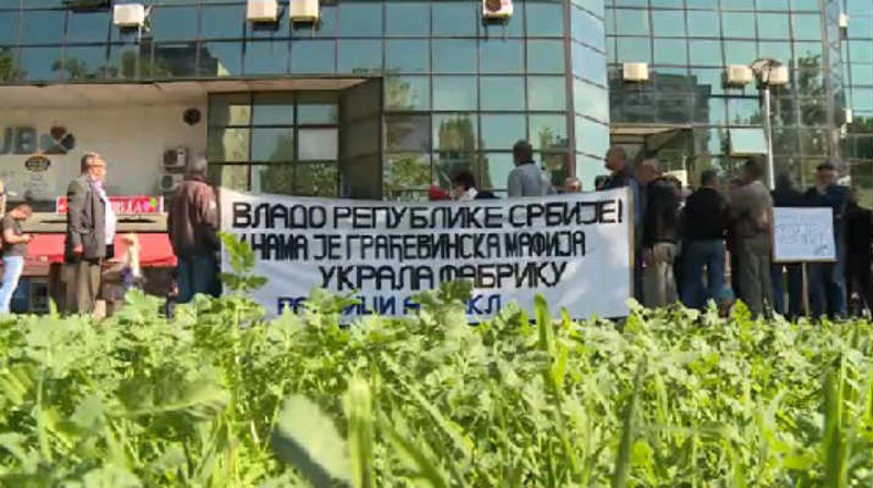 Радници протестовали испред СНС-а, напредњаци их игнорисали Радници протестовали испред СНС-а, напредњаци их игнорисали
