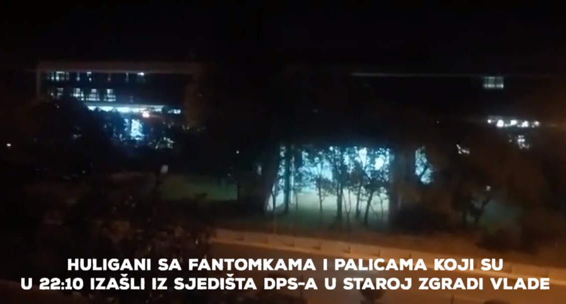ДОКАЗ! Погледајте видео снимак у коме се види да је Мило Ђукановић послао маскиране нападаче да нападну полицију испред скупштине (видео) ДОКАЗ! Погледајте видео снимак у коме се види да је Мило Ђукановић послао маскиране нападаче да нападну полицију испред скупштине (видео)