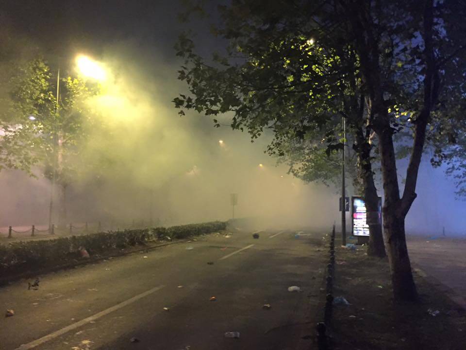 Црногорска полиција уз помоћ бруталне силе разбила протест опозиције у Подгорици! (фото, видео) Црногорска полиција уз помоћ бруталне силе разбила протест опозиције у Подгорици! (фото, видео)