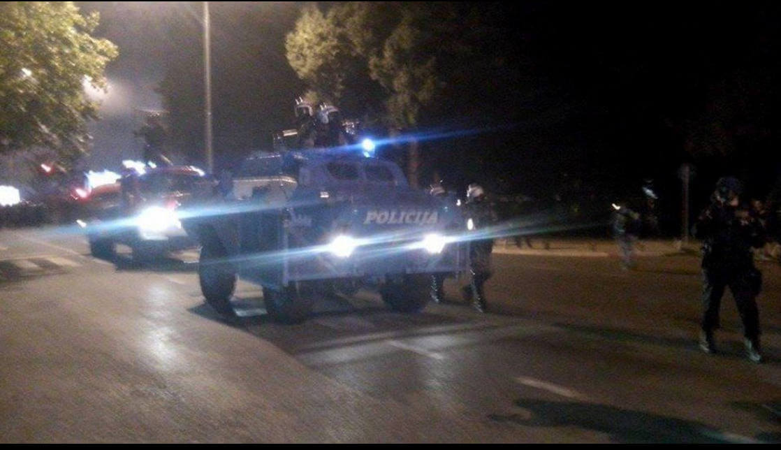 Подгорица у тоталном хаосу после бруталне полицијске акције, према незваничним информација има и жртви, ухапшен Мандић (фото, видео) Подгорица у тоталном хаосу после бруталне полицијске акције, према незваничним информација има и жртви, ухапшен Мандић (фото, видео)