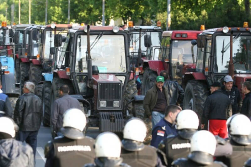 Пољопривредници се прикључују протестима, возила стају у петак 8. јуна 17 часова Пољопривредници се прикључују протестима, возила стају у петак 8. јуна 17 часова