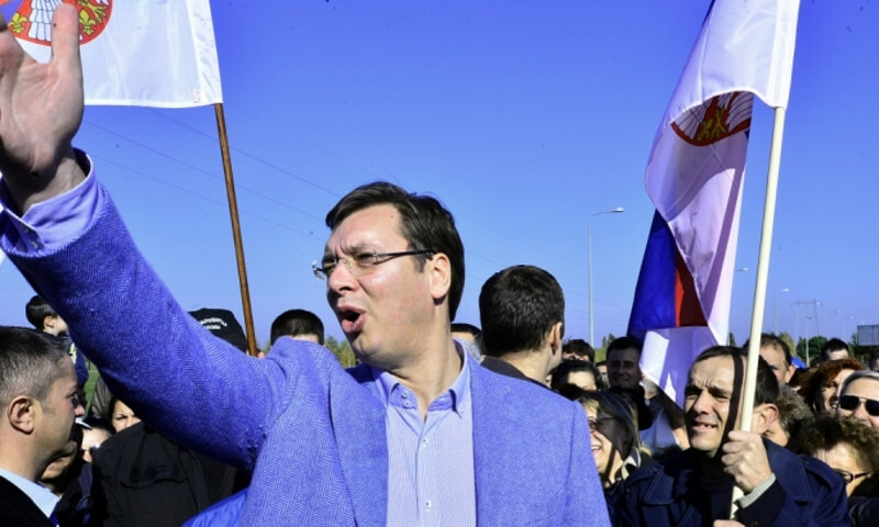 Вучићу, пошто не знаш и не смеш да промениш ту покварену плочу, барем промени тај љубичасти похабани сако Вучићу, пошто не знаш и не смеш да промениш ту покварену плочу, барем промени тај љубичасти похабани сако