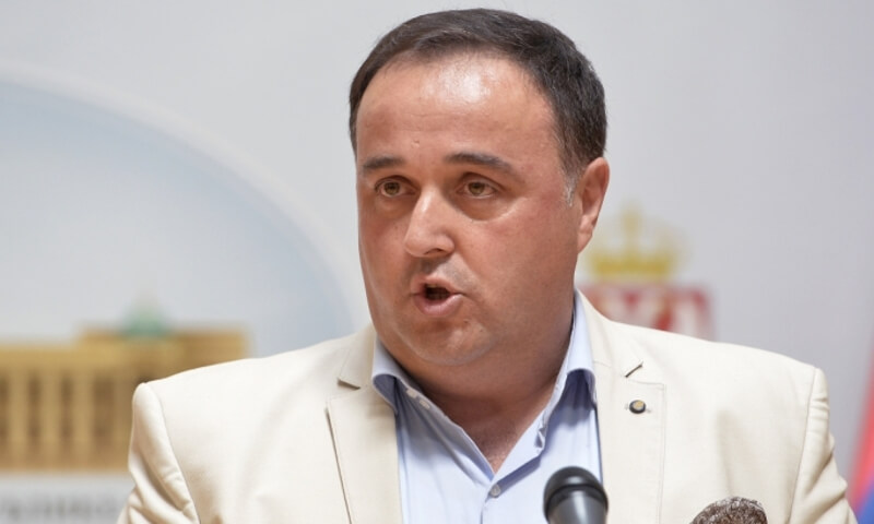 Титула највећег српског БУДАКА припада шефу посланичке групе СНС Зорану Бабићу изумитељу "нaсловног прaва" (видео) Титула највећег српског БУДАКА припада шефу посланичке групе СНС Зорану Бабићу изумитељу "нaсловног прaва" (видео)