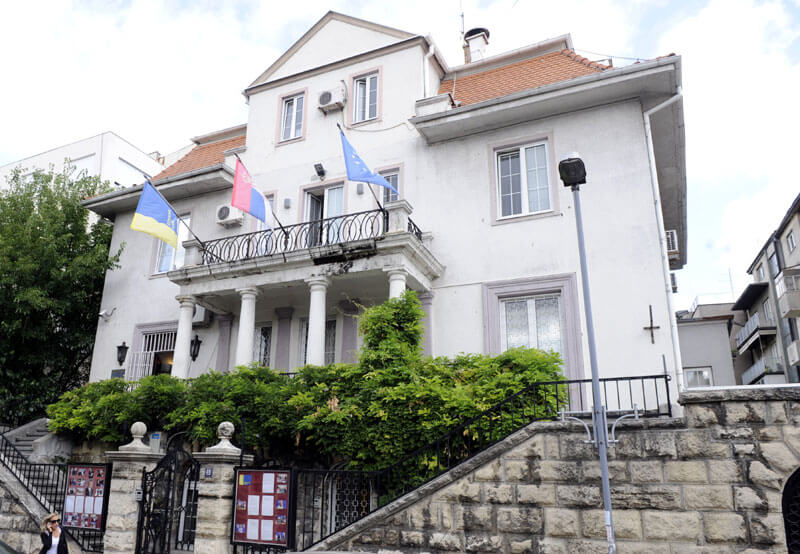 После 70 година црвена банда која је данас офарбана и у жуто-плаве боје одлази из отете имовине! После 70 година црвена банда која је данас офарбана и у жуто-плаве боје одлази из отете имовине!