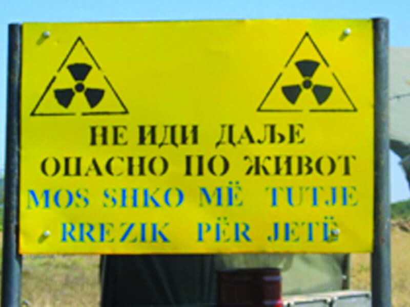 Србија: Рак масовно коси а НАТО плаћеничка фукара објашањава Србима како је осиромашени уранијум уствари мултивитамин Србија: Рак масовно коси а НАТО плаћеничка фукара објашањава Србима како је осиромашени уранијум уствари мултивитамин
