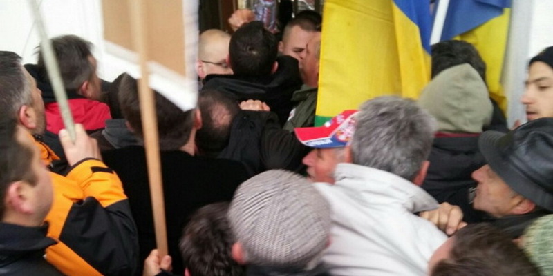 Вучићеви батинаши као шиптари бацају сузавац на одборнике - борба за власт у Белој Цркви (видео)