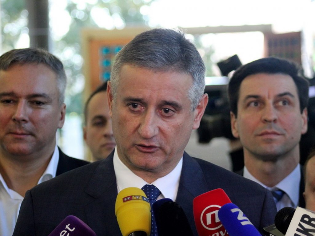 Може ујка Карамарко економија али прво да ти развалимо трговински монопол у Србији и да ти растерамо шпијуне као мачке са јебишта Може ујка Карамарко економија али прво да ти развалимо трговински монопол у Србији и да ти растерамо шпијуне као мачке са јебишта