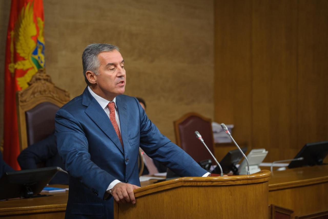 Кол'ко ли је Милу густо, кад је парламент ЦГ пун наоружаних људи? Кол'ко ли је Милу густо, кад је парламент ЦГ пун наоружаних људи?