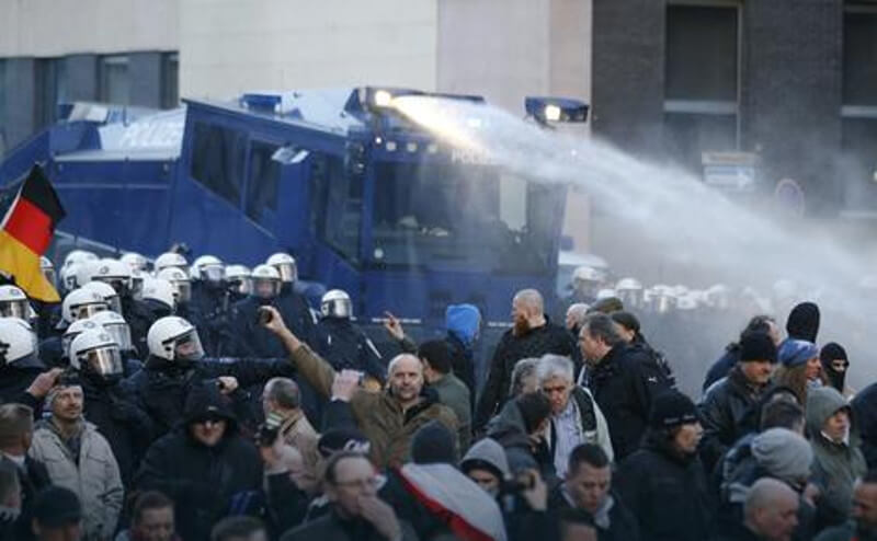 Немачка: У Келну одржан велики антиисламски митинг поводом напада у новогодишњој ноћи, полиција воденим топовима растерује демонстранте Немачка: У Келну одржан велики антиисламски митинг поводом напада у новогодишњој ноћи, полиција воденим топовима растерује демонстранте