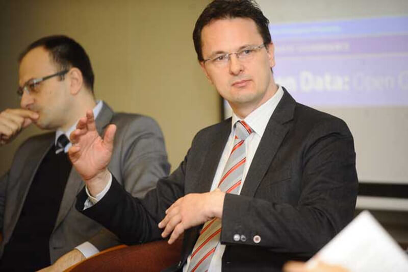 Када ти стручна јавност буде давала буџет за образовање нека она тада одлучује а дотле ће да одлучује Србија ђубре секташко!