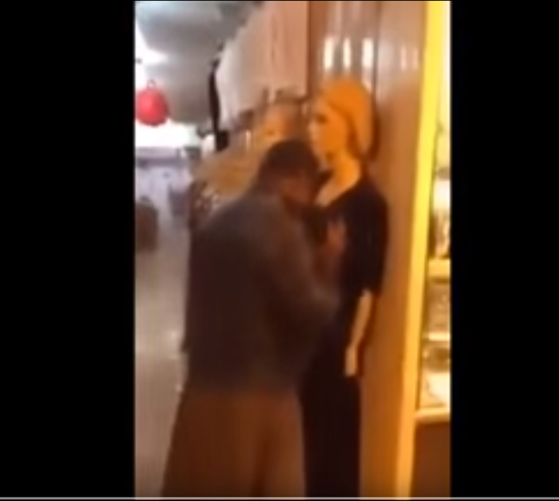 Европа ужаснута видео снимком у коме мигрант на јавном месту силује лутку (видео) Европа ужаснута видео снимком у коме мигрант на јавном месту силује лутку (видео)