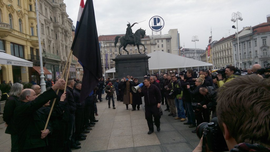 Усташе марширају Загребом док се ЕУ чешља Усташе марширају Загребом док се ЕУ чешља
