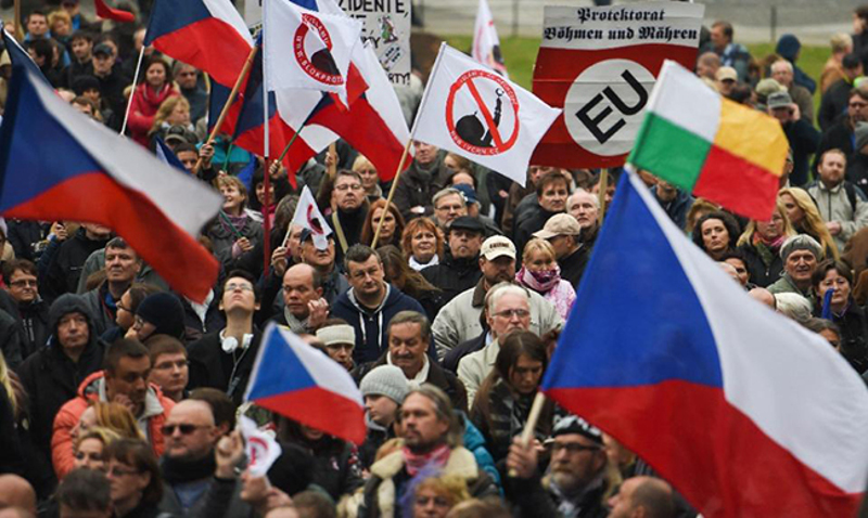 У Прагу хиљаде скандирале „Чешка Чесима“, у Варшави - „Пољска Пољацима“ У Прагу хиљаде скандирале „Чешка Чесима“, у Варшави - „Пољска Пољацима“