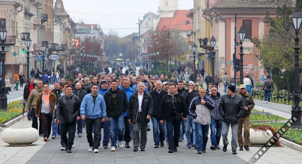 Сомборски пољопривредници протестују: Влада Србије легализује узурпацију пољопривредног земљишта Сомборски пољопривредници протестују: Влада Србије легализује узурпацију пољопривредног земљишта