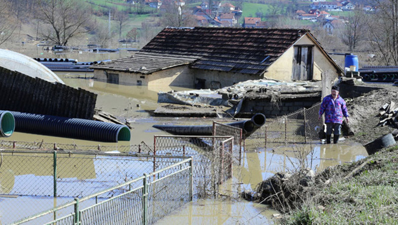 И даље поплављено на стотине кућа док је у 13 општина и даље на снази ванредно стање