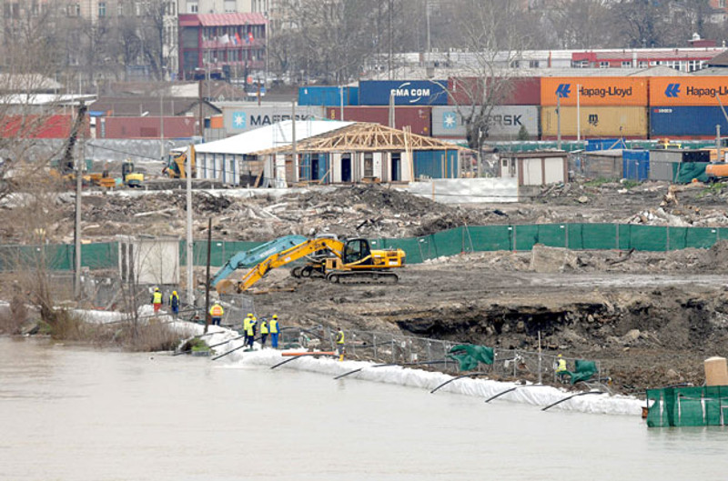 Испумпали воду из "Београда на води" који напредни дунстери укопавају у корито реке па продају јавности идиотске приче (фото) Испумпали воду из "Београда на води" који напредни дунстери укопавају у корито реке па продају јавности идиотске приче (фото)