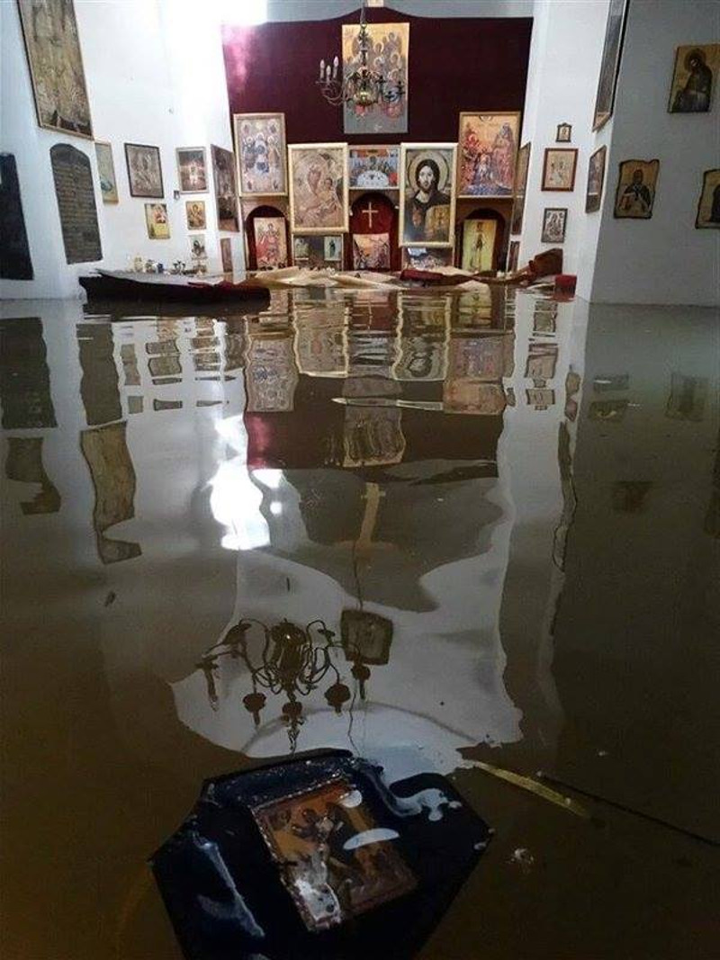 Стравичан призор у српској светињи: Иконе пливају у муљу Стравичан призор у српској светињи: Иконе пливају у муљу