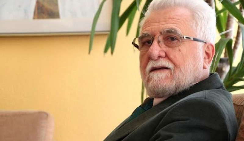 Да је ово 19. век и да ви професоре живите под књазом Милошем коњима би вас растргли на сред Београда! Да је ово 19. век и да ви професоре живите под књазом Милошем коњима би вас растргли на сред Београда!