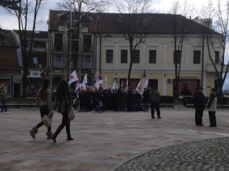 ПУКЛИ! Народ у Краљеву бојкотовао СНС митинг на коме се окупило једва двадесетак напредних дангуба! (видео) ПУКЛИ! Народ у Краљеву бојкотовао СНС митинг на коме се окупило једва двадесетак напредних дангуба! (видео)
