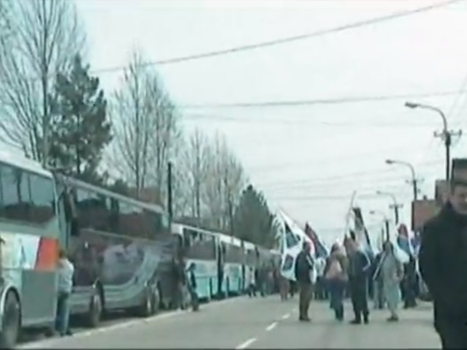 Вучић допремио 5.000 ботова са 80 аутобуса на митинг у Лесковцу (видео) Вучић допремио 5.000 ботова са 80 аутобуса на митинг у Лесковцу (видео)