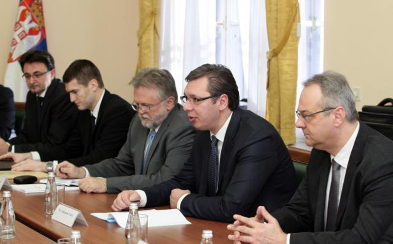 Који ћеш нам ти мој Вучићу када ништа не знаш и не умеш да радиш па за сваку ситницу тражиш од странаца да раде уместо тебе?! Који ћеш нам ти мој Вучићу када ништа не знаш и не умеш да радиш па за сваку ситницу тражиш од странаца да раде уместо тебе?!