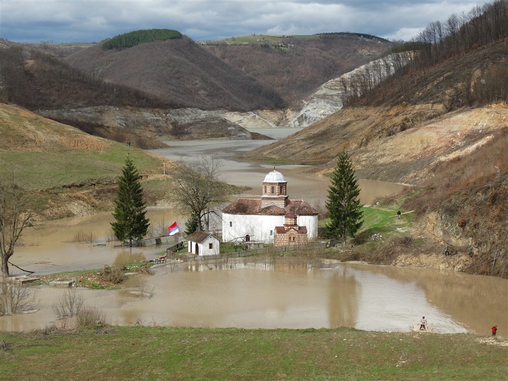 Вода продире у Грачаницу а проклетство у Србију... (фото, видео) Вода продире у Грачаницу а проклетство у Србију... (фото, видео)