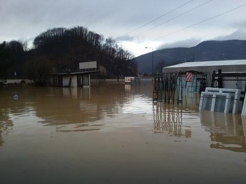 Вода се повлачи из Лучана, народ огорчен: Платили смо данак ЈАВАШЛУКУ!