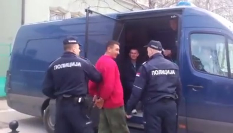 ПОГЛЕДАЈТЕ ХАПШЕЊЕ ПАОРА: Јуче у трактору, с мотиком у рукама, данас с лисаца на рукама (видео) ПОГЛЕДАЈТЕ ХАПШЕЊЕ ПАОРА: Јуче у трактору, с мотиком у рукама, данас с лисаца на рукама (видео)