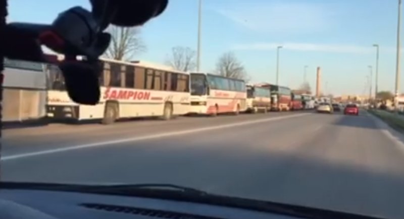 Зашто напредњаци на митинге широм Србије довлаче стотине аутобуса својих ботова и шта тиме желе да постигну (видео) Зашто напредњаци на митинге широм Србије довлаче стотине аутобуса својих ботова и шта тиме желе да постигну (видео)