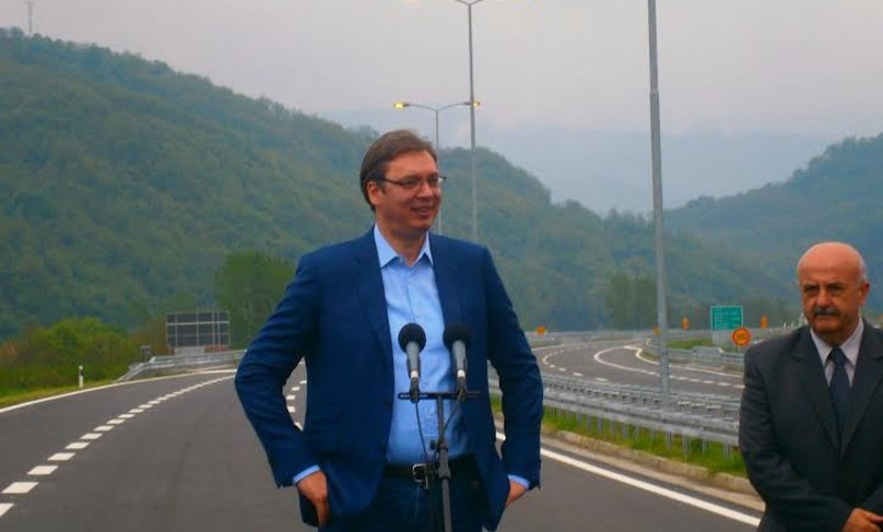 БОЛЕСНИК! Вучић је народу Грделице прво платио да дођу да слушају његове небулозе а онда се иживљавао над тим мучним народом (видео) БОЛЕСНИК! Вучић је народу Грделице прво платио да дођу да слушају његове небулозе а онда се иживљавао над тим мучним народом (видео)