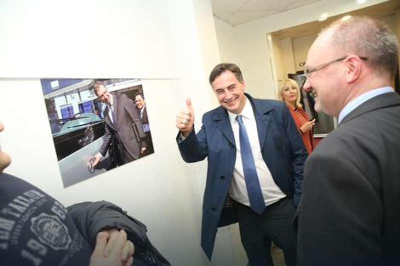 Није карикатуро чудно што Вучић не слави победу јер зна да је трећину гласова украо и купио и зна да га на следећу јесен чека свилен гајтан! Није карикатуро чудно што Вучић не слави победу јер зна да је трећину гласова украо и купио и зна да га на следећу јесен чека свилен гајтан!