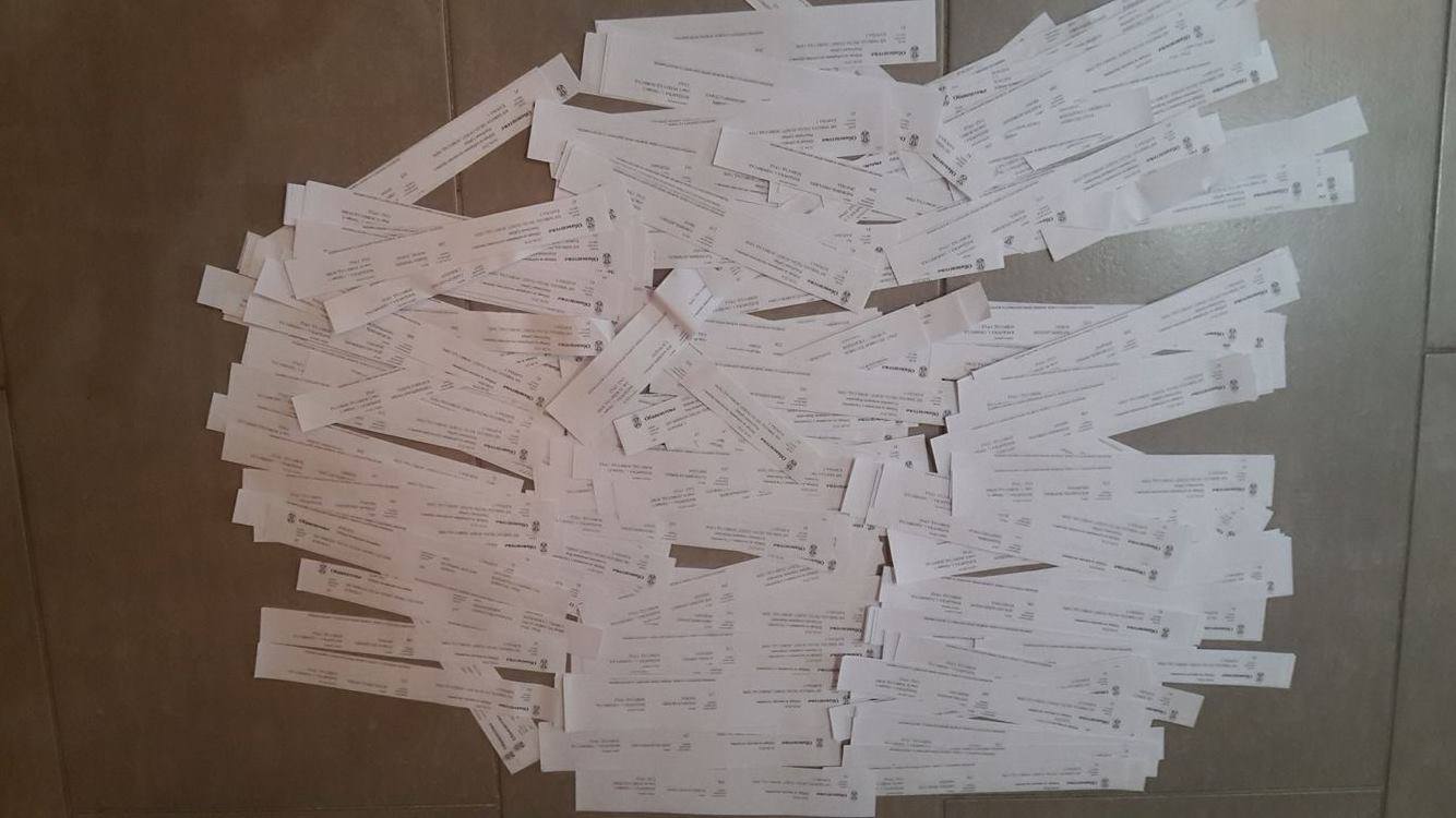 Око 1000 позива за гласање данас је пронађено у Вардарској улици у Новом Саду (фото) Око 1000 позива за гласање данас је пронађено у Вардарској улици у Новом Саду (фото)