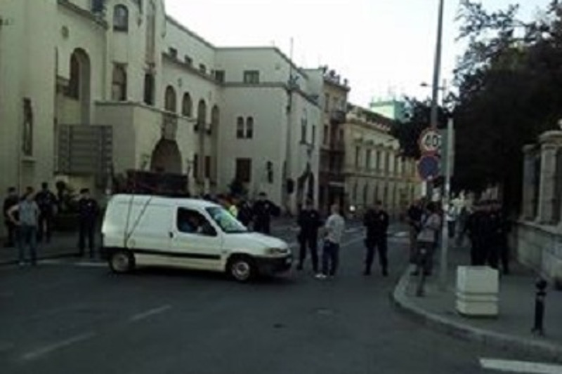 Полиција ухапсила вернике јер су одбили да се легитимишу приликом уласка у Саборну цркву?! Полиција ухапсила вернике јер су одбили да се легитимишу приликом уласка у Саборну цркву?!
