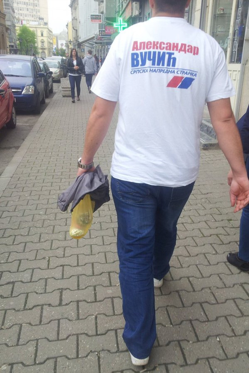 ИСКРЦАВАЊЕ СНС БОТОВА У НОВОМ САДУ! НОСЕ СЕНДВИЧЕ! Грађани шаљу слике! (фото) ИСКРЦАВАЊЕ СНС БОТОВА У НОВОМ САДУ! НОСЕ СЕНДВИЧЕ! Грађани шаљу слике! (фото)