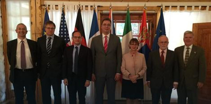 Александар Вучић разматрао план реформи Србије са амбасадорима САД, Британије, Француске, Немачке и Италије Александар Вучић разматрао план реформи Србије са амбасадорима САД, Британије, Француске, Немачке и Италије