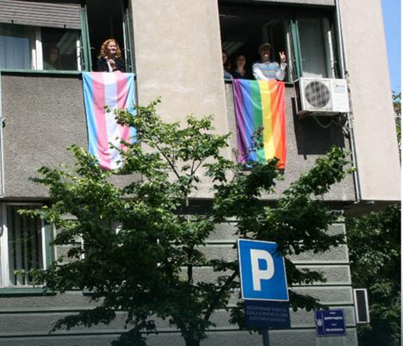Саша Јанковић на државној згради заштитиника грађана истакао содомитску заставу Саша Јанковић на државној згради заштитиника грађана истакао содомитску заставу
