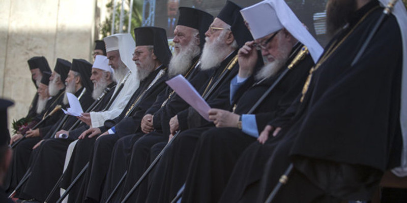 Бандо екуменистичка, враћајте се кући са Крита побиће нас олује и град због вас! (видео) Бандо екуменистичка, враћајте се кући са Крита побиће нас олује и град због вас! (видео)