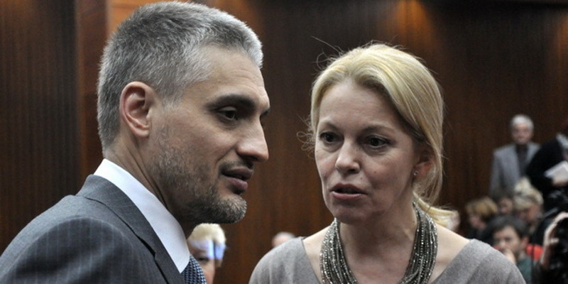 Ексклузивно: Европска комисија истражује како је „Хипо Алпе Адриа" банка одобрила Чедомиру Јовановићу и Ружици Ђинђић 21,8 милиона евра кредита Ексклузивно: Европска комисија истражује како је „Хипо Алпе Адриа" банка одобрила Чедомиру Јовановићу и Ружици Ђинђић 21,8 милиона евра кредита