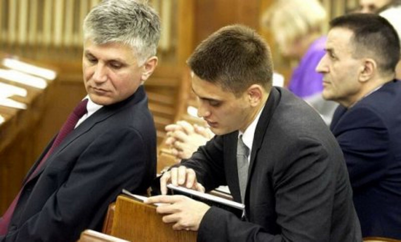 НАШАО ЛОНАЦ ПОКЛОПАЦ! Вучић мења Дачића за Чеду коме су по сопственом признању руке крваве до лаката! НАШАО ЛОНАЦ ПОКЛОПАЦ! Вучић мења Дачића за Чеду коме су по сопственом признању руке крваве до лаката!