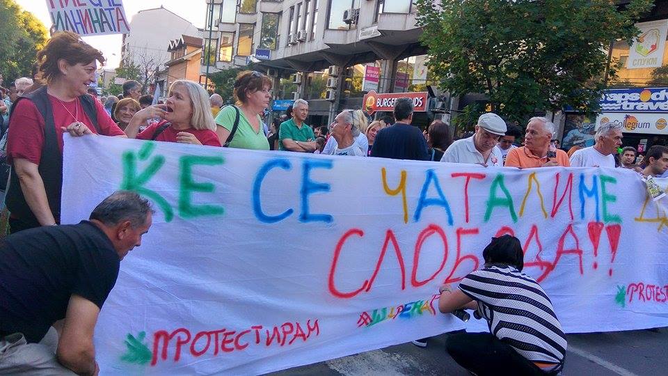 Скопље: Учесници “Шарене револуције” блокирали главне раскрснице у граду Скопље: Учесници “Шарене револуције” блокирали главне раскрснице у граду