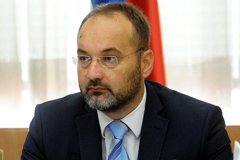 Ајде се ти Јанковићу кандидуј на изборима и престани више да СЕРЕНДАШ!