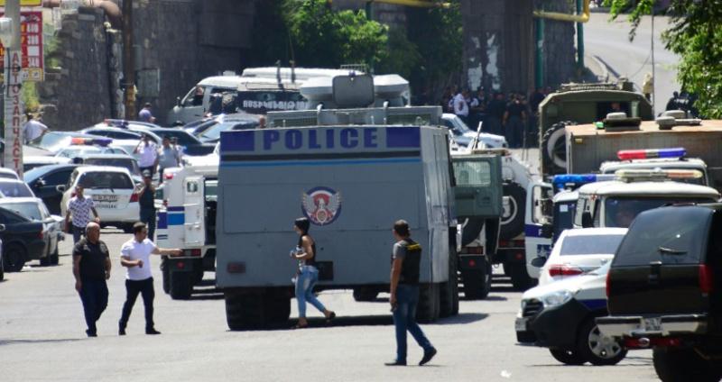 Побуна у Јерменији: наоружана опозициона група напала базу полицијског пука Побуна у Јерменији: наоружана опозициона група напала базу полицијског пука