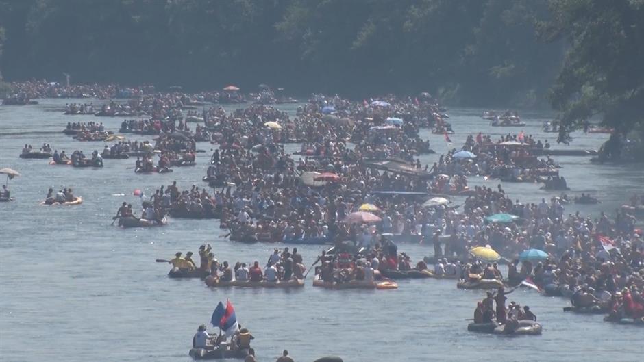 Највећи карневал на води - 20.000 људи пловило Дрином (видео) Највећи карневал на води - 20.000 људи пловило Дрином (видео)