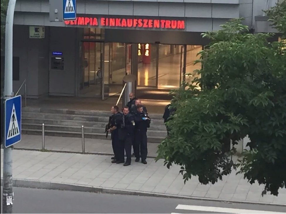 ПАНИКА У МИНХЕНУ Мушкарац пуцао у тржном центру, најмање 15 мртвих ПАНИКА У МИНХЕНУ Мушкарац пуцао у тржном центру, најмање 15 мртвих