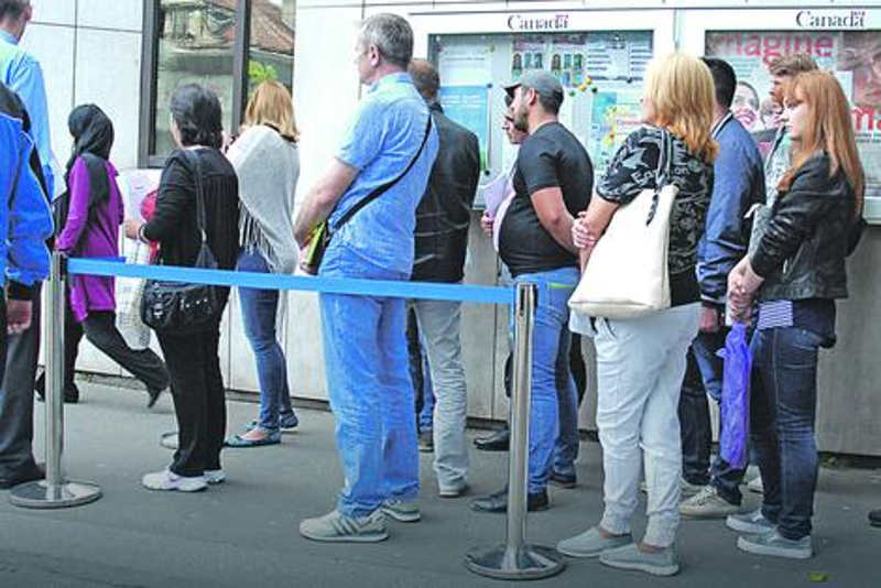 СВАКА ЧАСТ ВУЧИЋУ! Народ масовно одлази у иностранство у потрази за бољим животом СВАКА ЧАСТ ВУЧИЋУ! Народ масовно одлази у иностранство у потрази за бољим животом