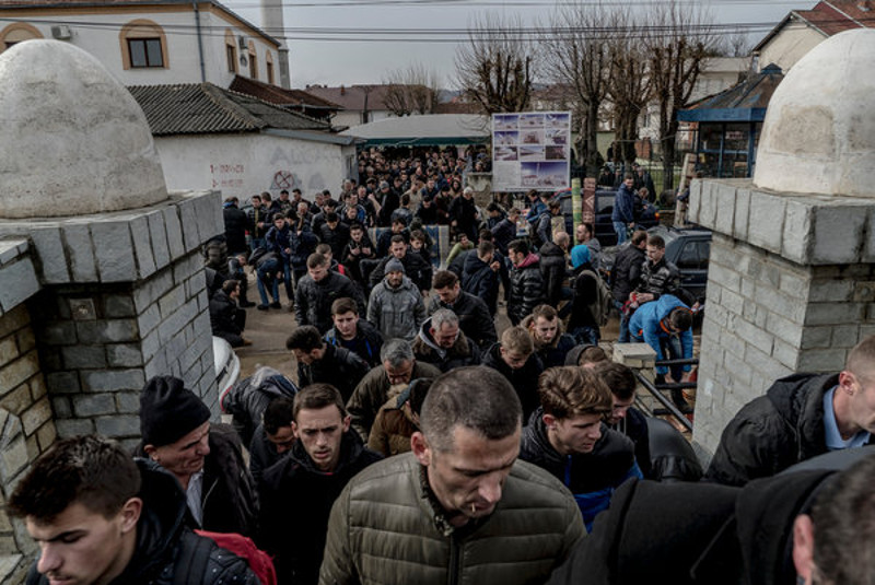 Исламска држава разгранала терористичку мрежу на Косову и у Македонији (видео) Исламска држава разгранала терористичку мрежу на Косову и у Македонији (видео)