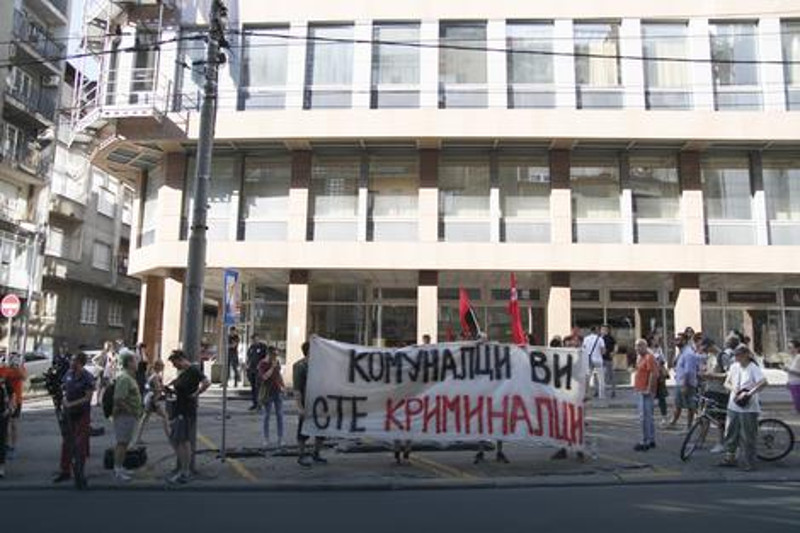 Неколико десетина анархиста протестује испред Комуналне полиције Неколико десетина анархиста протестује испред Комуналне полиције