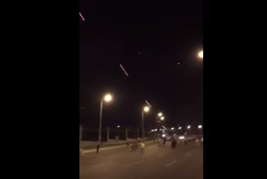 Погледајте како турски војни хеликоптер отвара ватру на цивиле (видео) Погледајте како турски војни хеликоптер отвара ватру на цивиле (видео)